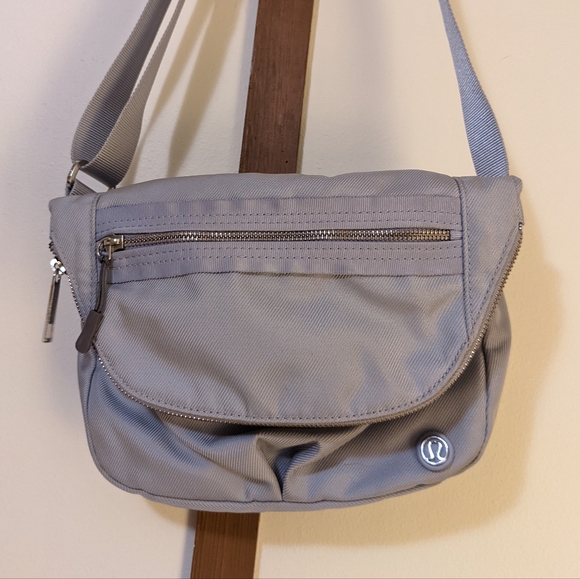 lululemon athletica Handbags - like new festival bag chrome